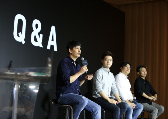 최홍진 라인게임즈 사업 PM(왼쪽부터), 이상후 사업실장, 최동조 우주 대표, 최영준 디렉터가 29일 서울 서초구 더리버사이드호텔에서 열린 기자간담회가 끝난 후 기자들의 질문에 답변하고 있다.  라인게임즈 제공